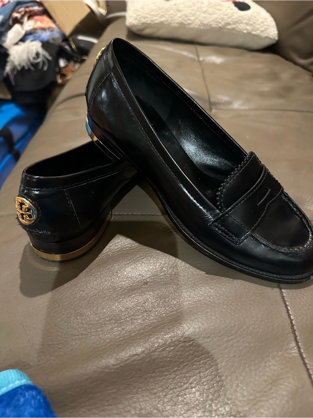 Tory Burch Polished Blk leather Penny Loafers with gold accent heal and logo EUC